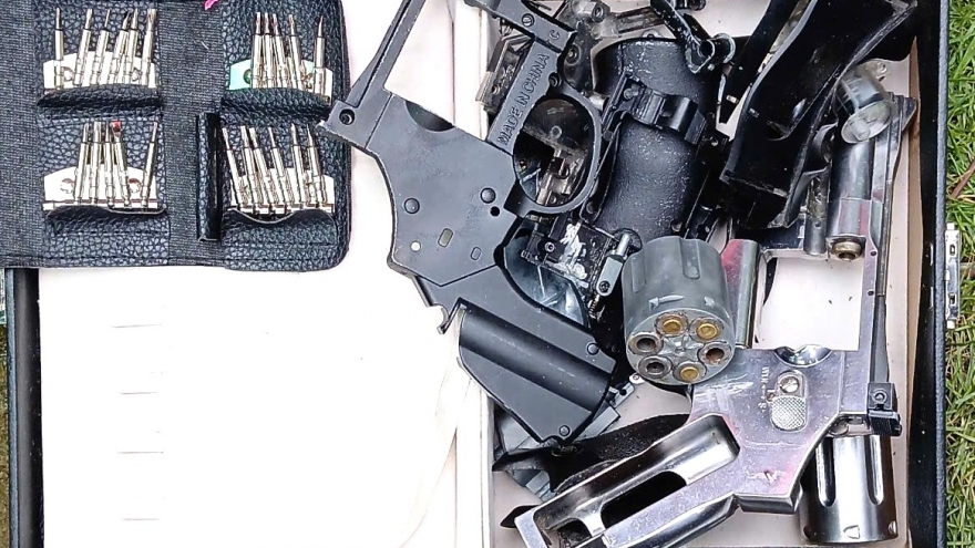 Công an thu giữ nhiều vật giống súng của cặp vợ chồng mua bán ma túy