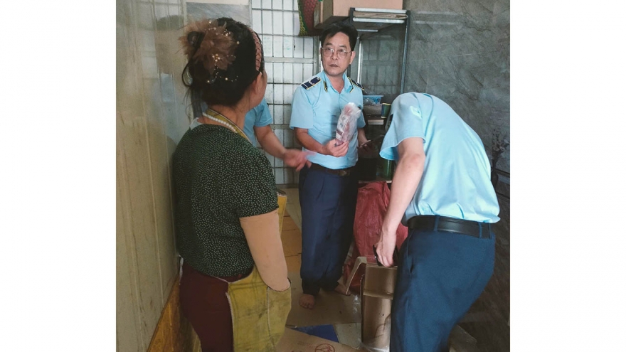 Tiêu hủy trên 300kg tim lợn, đuôi bò, chân gà không rõ nguồn gốc
