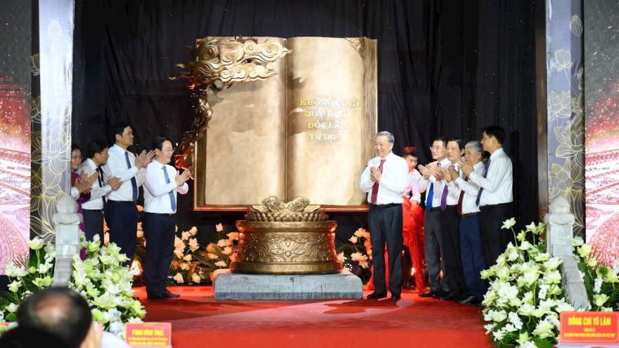 Tổng Bí thư Tô Lâm thăm tặng quà các gia đình chính sách, người có công ở Nghệ An