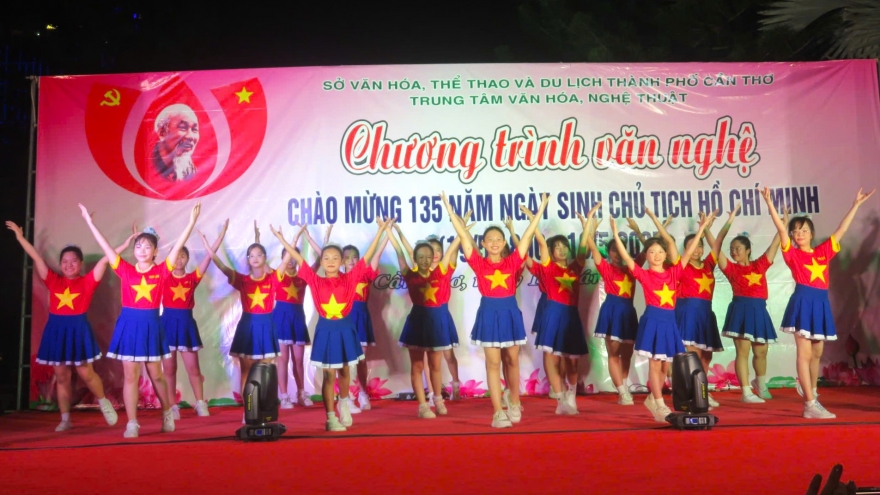 Chương trình văn nghệ ở Cần Thơ chào mừng 135 năm Ngày sinh Chủ tịch Hồ Chí Minh