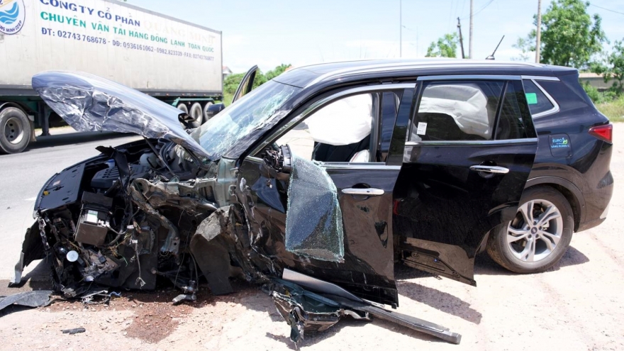 Tai nạn giao thông giữa xe đầu kéo và xe con làm 4 người bị thương