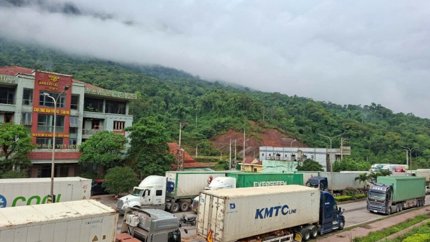 Hàng trăm phương tiện ùn ứ tại khu vực cửa khẩu quốc tế Cha Lo