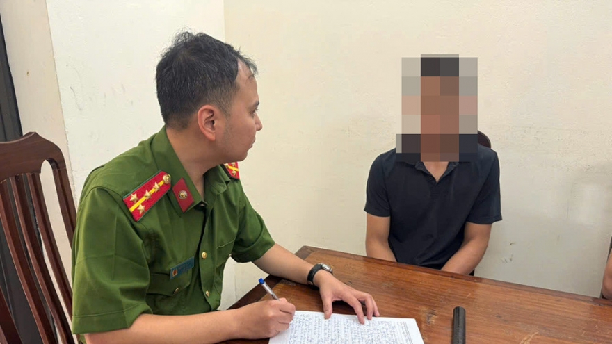 Công an làm việc với người dùng dùi cui đánh phụ nữ trên đường ở Hà Nội