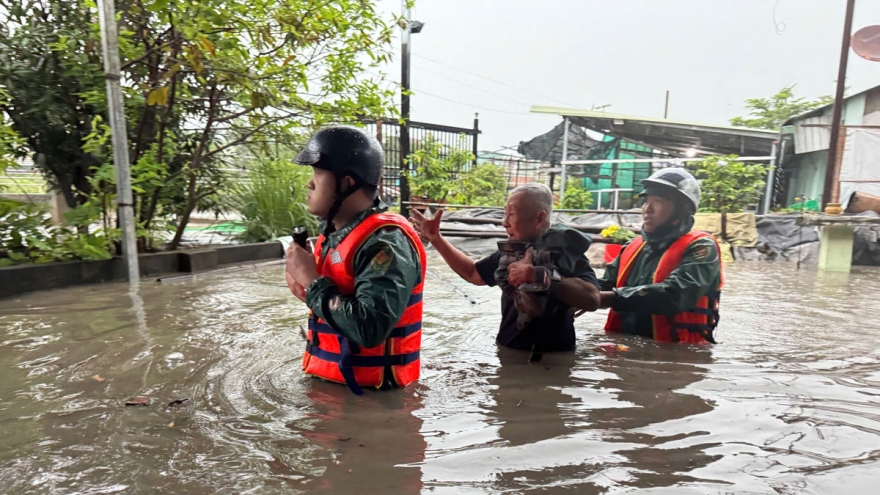 Mưa lớn gây ngập sâu, nhiều cụ già, trẻ em ở Bình Dương mắc kẹt trong nhà