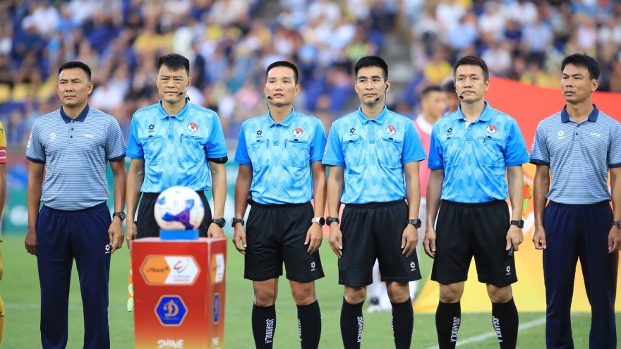 Trọng tài lại “gây bão” dư luận ở trận SLNA 1-2 Hà Nội FC