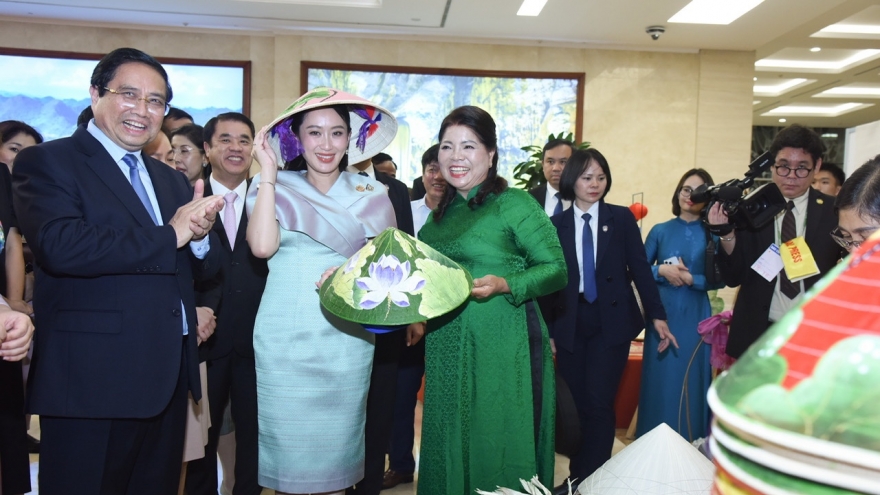 Thủ tướng Việt Nam và Thái Lan dự triển lãm sản phẩm thủ công mỹ nghệ