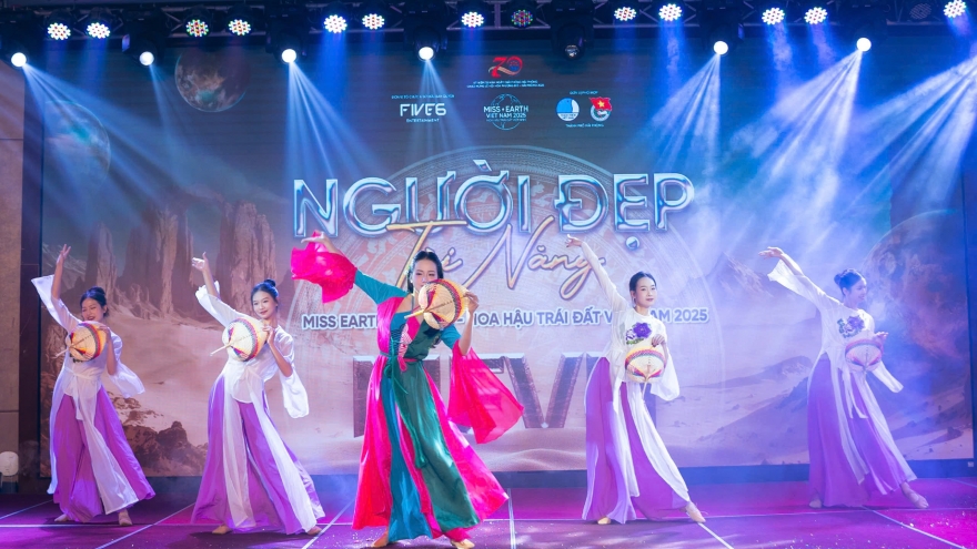 Thí sinh Miss Earth áp lực khi thi tốt nghiệp đại học và hoa hậu cùng lúc