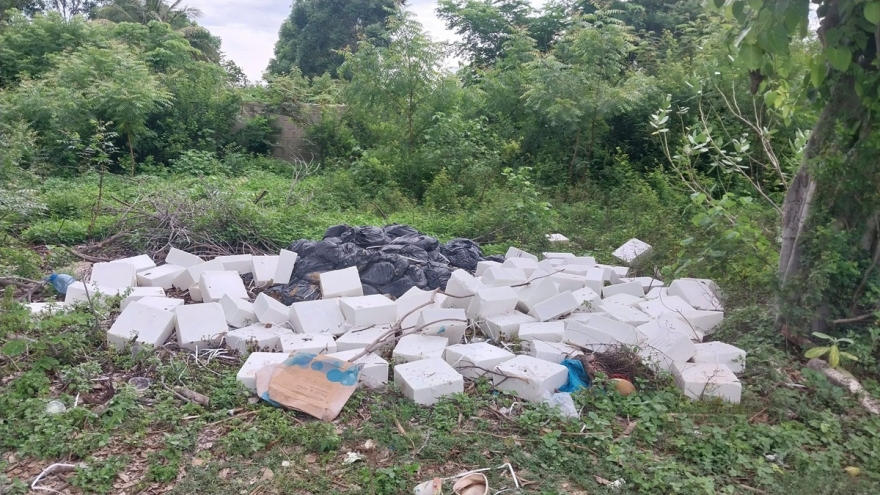 Đổ trộm hàng trăm phôi xà phòng ven đê sông Dinh, Ninh Thuận