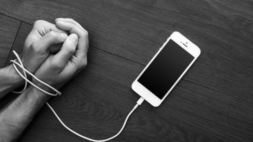 Nguội lạnh chuyện phòng the vì chiếc điện thoại thông minh