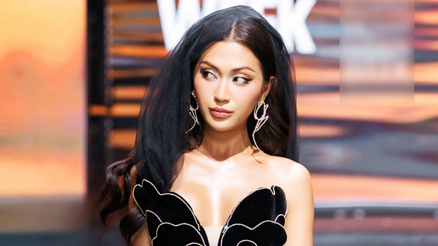 Miss Cosmo Tata “gây sốt” khi sải bước thần thái trên sàn runway Việt