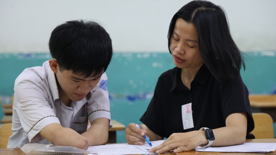 Sĩ tử đặc biệt ở TP.HCM cụt tay, chân nhưng sẽ tự làm bài thi Ngữ Văn