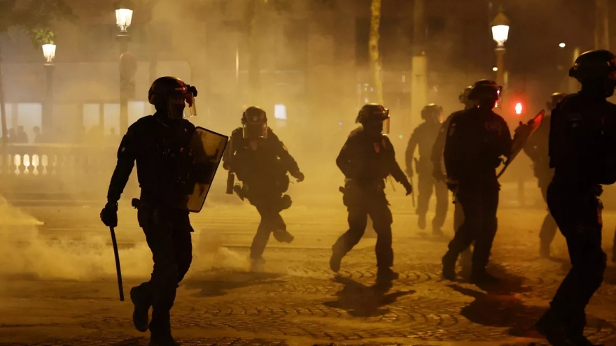 Paris hỗn loạn sau khi Paris Saint-Germain vô địch Champions League