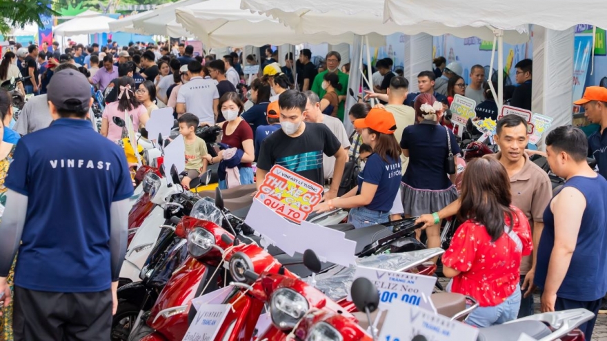 Nhiều người đổi xe máy xăng cũ, lên đời xe máy điện mới