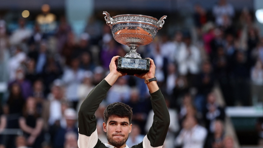 Alcaraz vô địch Roland Garros 2025 sau trận đấu "không tưởng"
