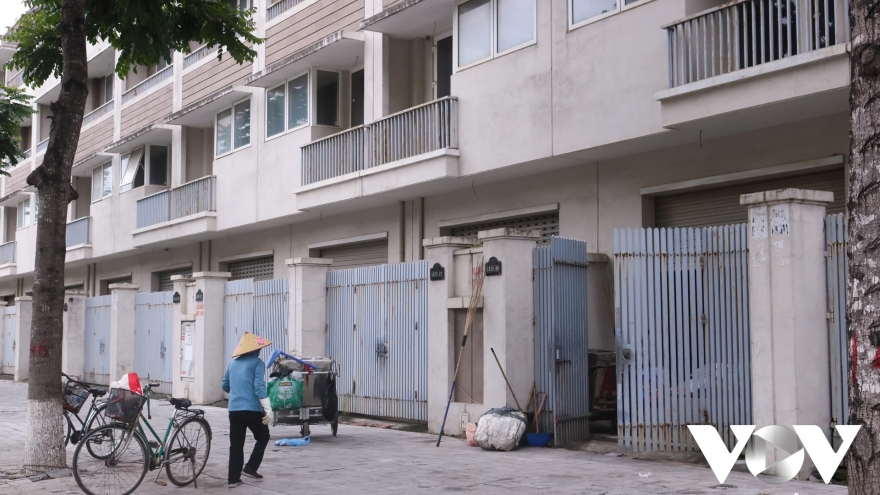 Hàng loạt biệt thự liền kề triệu đô “vắng bóng người” giữa lòng Hà Nội