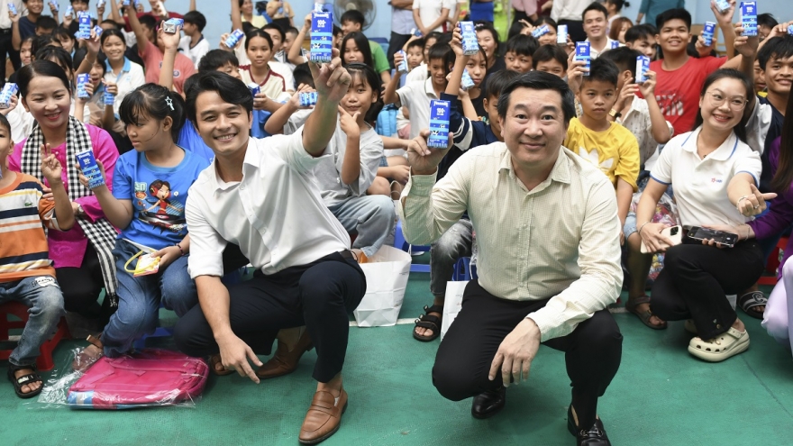 Mừng Quốc tế thiếu nhi 1/6, Vinamilk trao tặng gần 70.000 hộp sữa cho trẻ em khó khăn