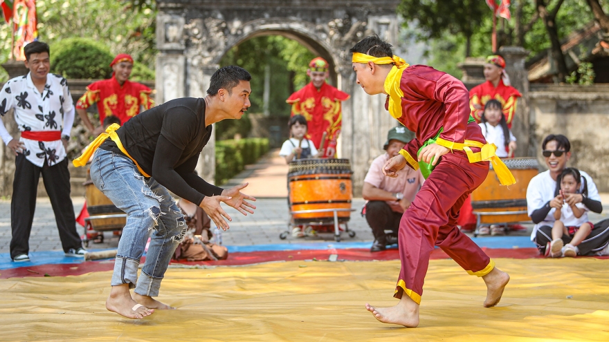 Duy Hưng lên sới vật, Trung Ruồi “múa vật” khiến khán giả cười nghiêng ngả