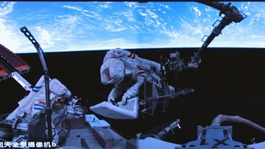 Phi hành đoàn Thần Châu-20 hoạt động ngoài vũ trụ hơn 6 tiếng