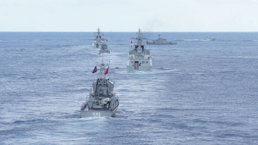 Campuchia bắn đạn thật trên biển