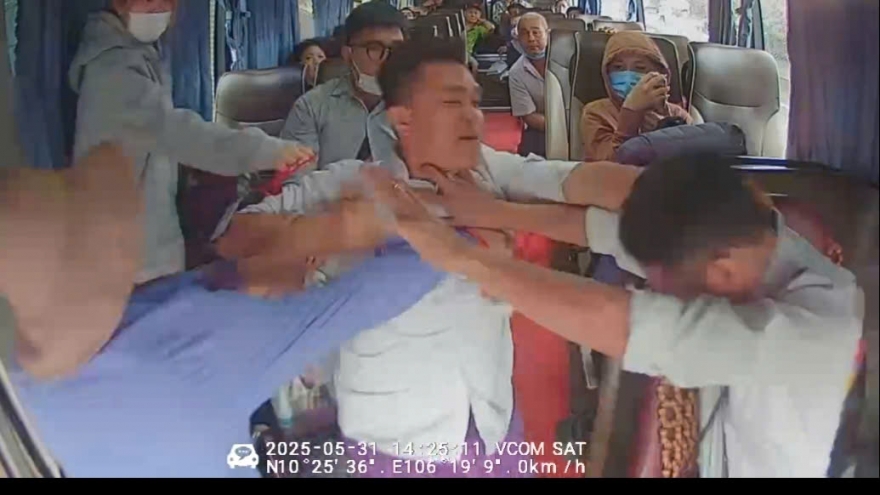 Tài xế xe khách bị hành hung khi đang ngồi trên ghế lái