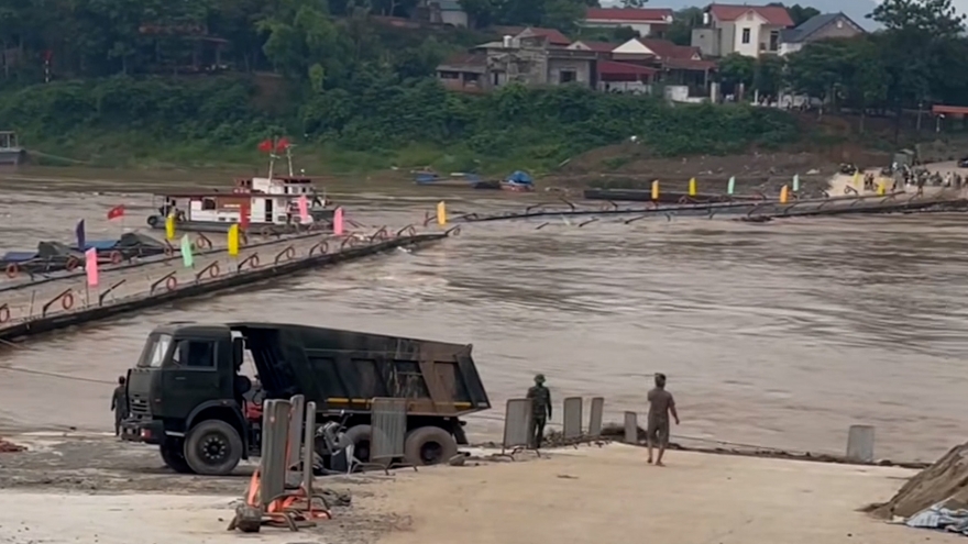 Vì sao cầu phao Phong Châu bất ngờ bị cắt khẩn cấp?
