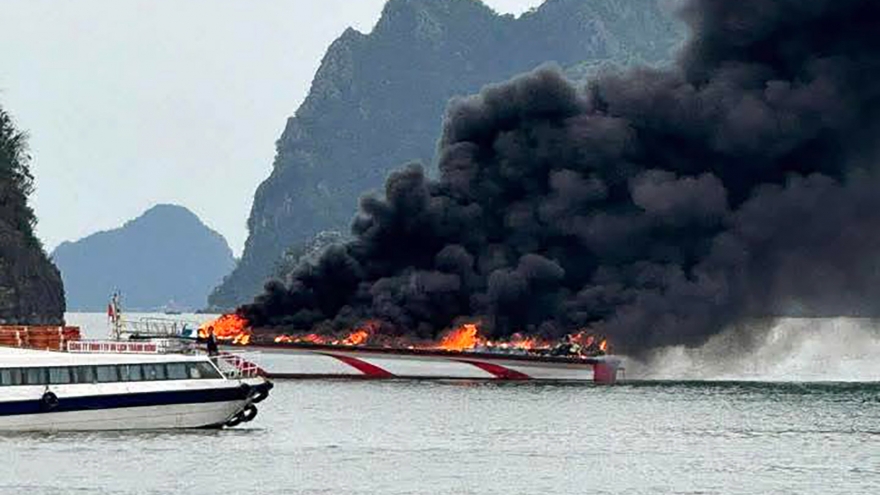 Quảng Ninh: Tàu cao tốc du lịch bất ngờ bốc cháy dữ dội trên biển