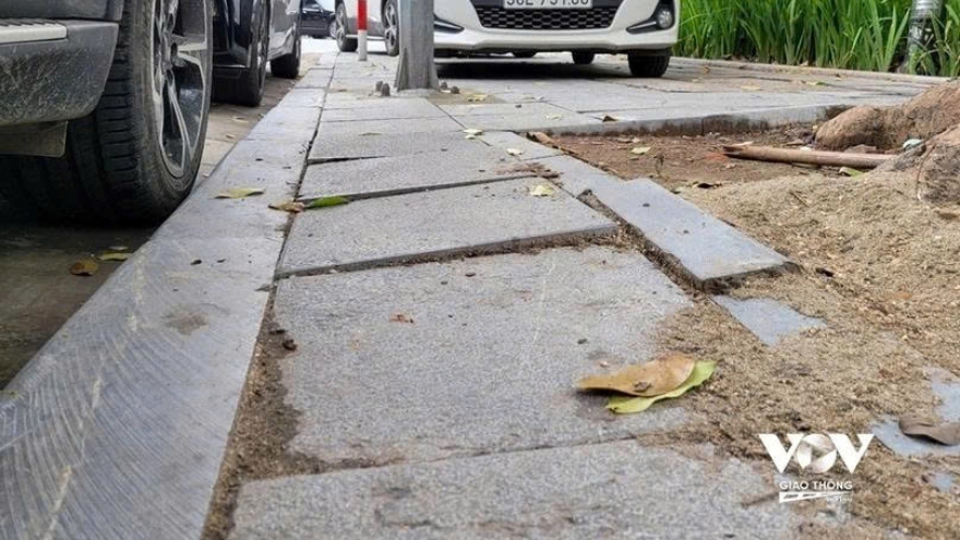 Xe máy chuyên dùng có được đỗ trên vỉa hè không?