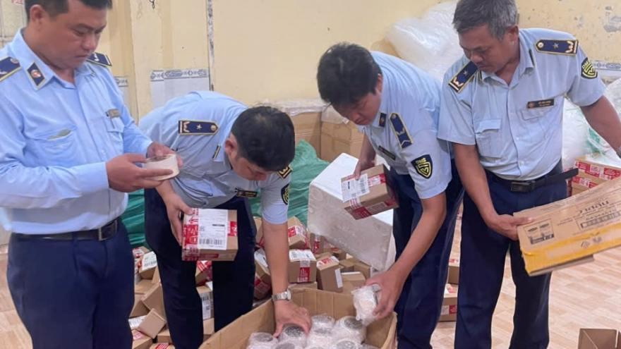 Kiểm tra cơ sở nghi sản xuất, kinh doanh mỹ phẩm không rõ nguồn