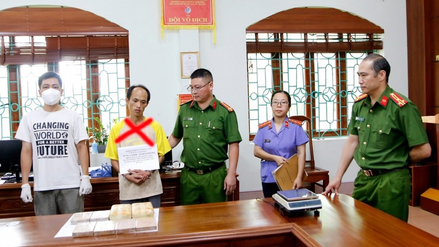 Bắt giữ đối tượng mang bán 8 bánh ma túy bên đường tại Lai Châu