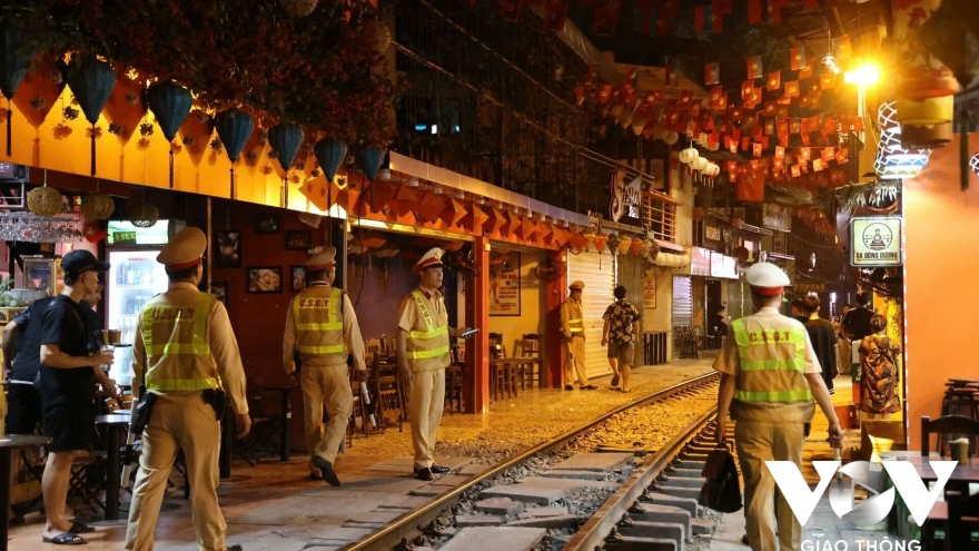 Phố cà phê đường tàu: Nét độc lạ hay mối họa rình rập?