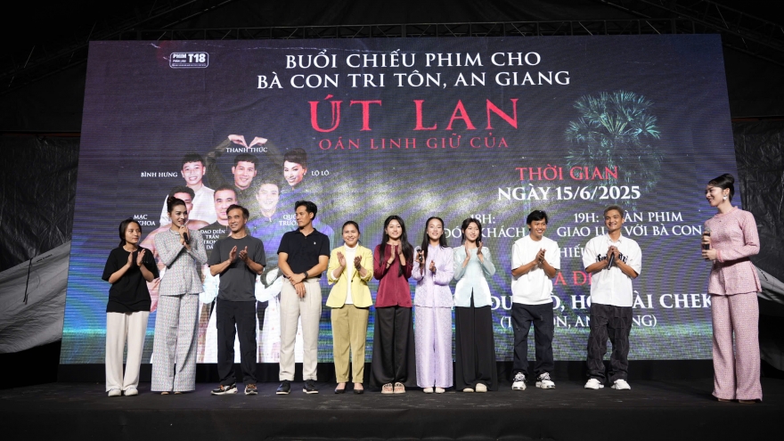 Diễn viên chính “Út Lan” đứng ngoài rạp vì phim cấm trẻ em dưới 18 tuổi