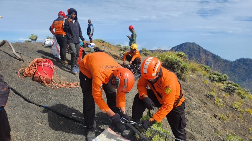 Indonesia: Không có phép màu sau 4 ngày nữ du khách Brazil bị rơi xuống khe núi lửa
