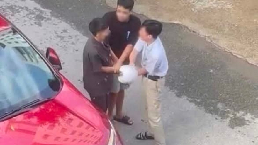 Danh tính 2 cha con đi ô tô "khống chế" 1 thanh niên sau va chạm giao thông