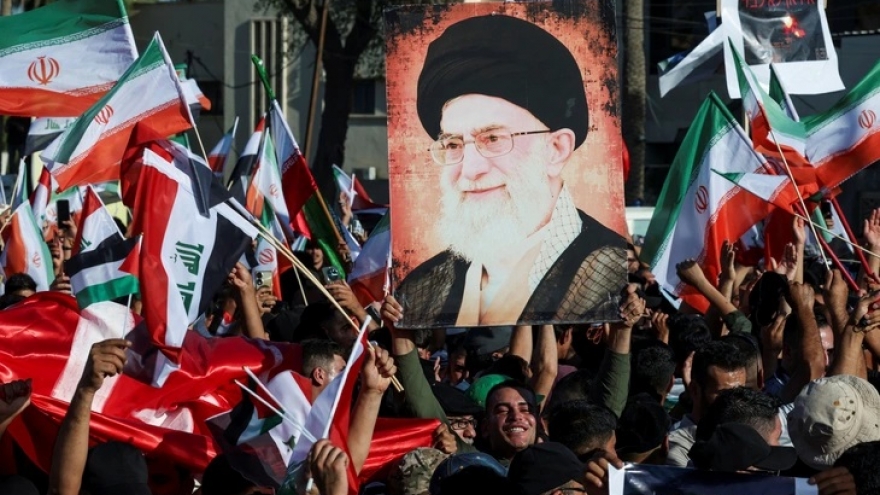 Israel dồn dập tấn công, Iran án binh bất động