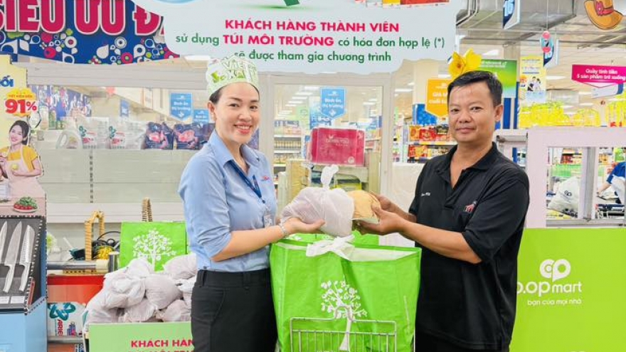 Khách hàng mang túi môi trường mua sắm, Co.opmart tặng ngay rau củ xanh