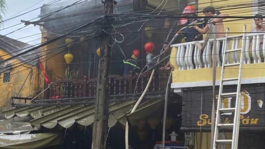 Cháy lớn tại cửa hàng lưu niệm giữa trung tâm phố cổ Hội An