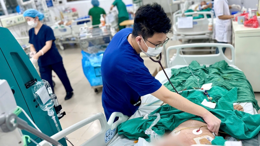 Người đàn ông nguy kịch do lạm dụng thuốc có chứa Corticoid kéo dài