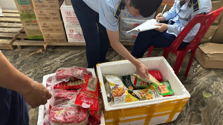 Phát hiện nhiều loại thực phẩm quá hạn, nhập lậu tại tỉnh Quảng Bình