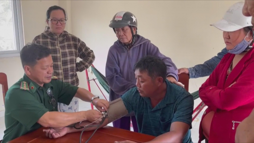 Một ngư dân bám trụ điện gió chờ cứu vì gặp nạn trên biển