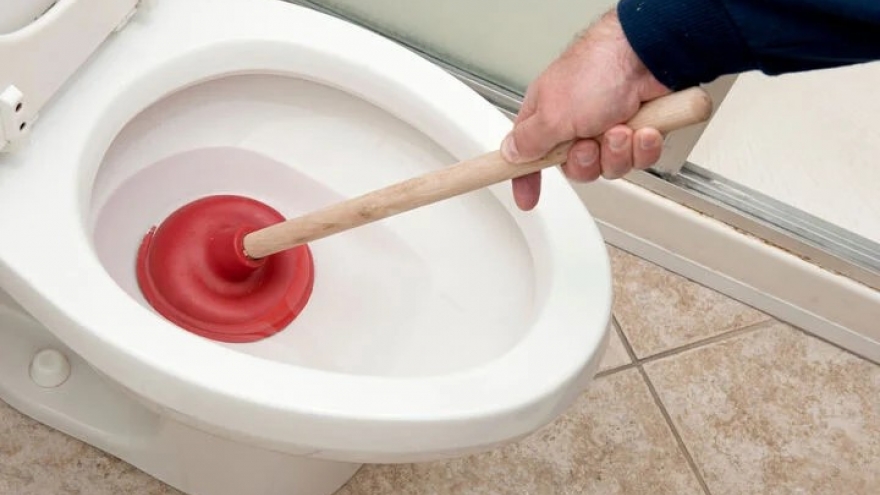 Cách xử lý tắc bồn cầu cực hiệu quả