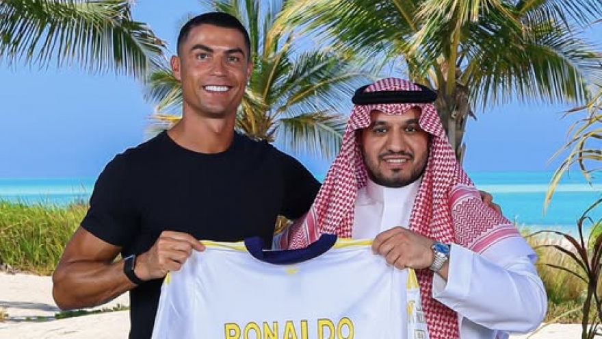 Ronaldo chấp nhận giảm lương, gắn bó với Al Nassr đến năm 42 tuổi
