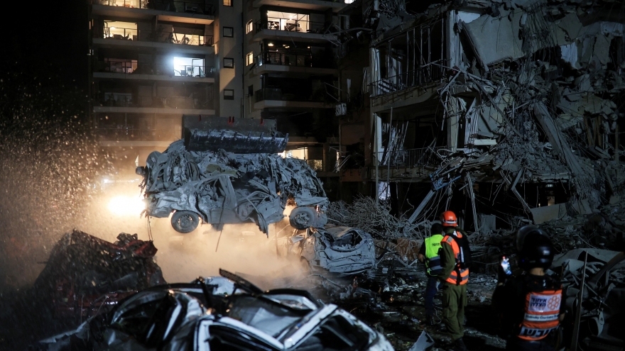 Israel họp khẩn bàn biện pháp đáp trả, Iran xác nhận 3 cơ sở hạt nhân bị tấn công