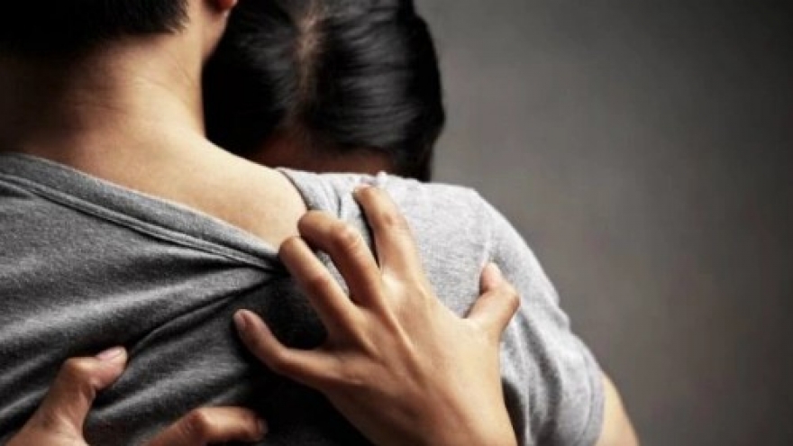 Chồng quan hệ ngoài luồng rồi đòi ly hôn, tôi quyết giữ bố cho 4 đứa con