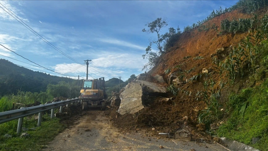 Một người dân đi vớt mạ bị lũ cuốn mất tích tại Mường Khương (Lào Cai)