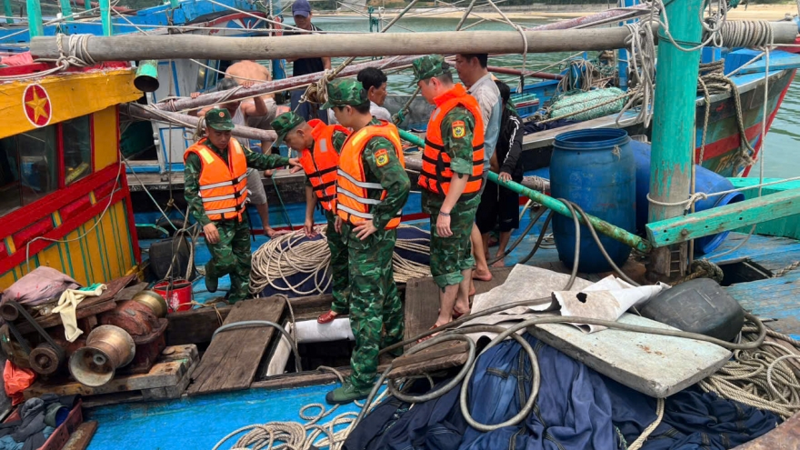 Cứu hộ thành công 4 ngư dân gặp nạn trên vùng biển Quảng Ninh