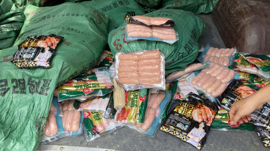 Lạng Sơn thu giữ gần 6 tạ xúc xích nhập lậu