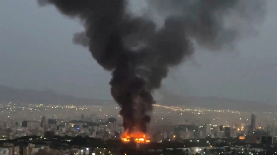 Israel đẩy mạnh tấn công vào Iran, Tehran quyết tâm đáp trả Mỹ