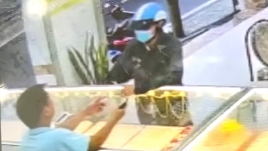 Vờ hỏi mua rồi cướp 5 chỉ vàng từ cửa hàng