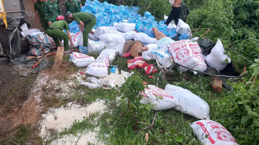 Lật xe tải chở hàng cứu trợ đang trên đường vào vùng bị lũ quét
