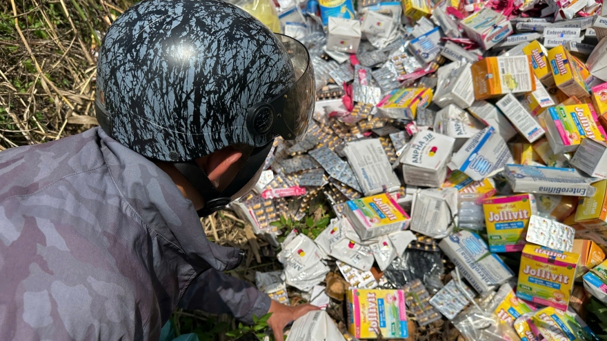 Đổ trộm hàng loạt dược phẩm, thực phẩm còn hạn sử dụng ra bãi đất trống